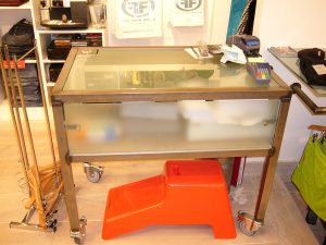 Interieur, interieurstylist, interieurarchitect, horeca interieur, horeca, winkel winkelinterieur, bar voetsteps, flessenhemel, flessenrek, baropbouw, tafel, tafels, balustrade, balustrade op maat, design, interieurontwerp, café, bar, hotel, restaurant, wijnkast, wijnrek, industrieel wijnrek, industriële wijnkast, horeca aankleding, industrieel kledingrek, broekenwand, broekenkast, industriële kledingrekken, kassa, vitrine, vitrinekast, zwart staal, staal op maat, op maat gemaakt, gecoat, 3d tekeningen, interieurbouw, interieur op maat, tafelpoten, barkruk, glazenrek, paskamer, design, staal, RVS, kast van staal, stalen deuren, deuren van staal, deuren van staal en glas, ontwerp, op maat, trap, aankleding, industriële wijnkast, industrieel wijnrek, windscherm, terras, fietsenrek, fietsenhok, lamp, lampen, verlichting, rek,