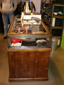 Interieur, interieurstylist, interieurarchitect, horeca interieur, horeca, winkel winkelinterieur, bar voetsteps, flessenhemel, flessenrek, baropbouw, tafel, tafels, balustrade, balustrade op maat, design, interieurontwerp, café, bar, hotel, restaurant, wijnkast, wijnrek, industrieel wijnrek, industriële wijnkast, horeca aankleding, industrieel kledingrek, broekenwand, broekenkast, industriële kledingrekken, kassa, vitrine, vitrinekast, zwart staal, staal op maat, op maat gemaakt, gecoat, 3d tekeningen, interieurbouw, interieur op maat, tafelpoten, barkruk, glazenrek, paskamer, design, staal, RVS, kast van staal, stalen deuren, deuren van staal, deuren van staal en glas, ontwerp, op maat, trap, aankleding, industriële wijnkast, industrieel wijnrek, windscherm, terras, fietsenrek, fietsenhok, lamp, lampen, verlichting, rek,