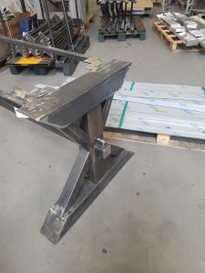 Industriële tafelpoten, Visgraat tafel, eetkamertafel, tafel, x poten van staal, matrix tafelpoot van staal, H tafelpoot van staal, stalen tafelpoten, stalen tafelpoot op maat. Eetkamertafel op maat, tafel op maat. Eiken tafel, boomstam tafel, ovale tafel, zwarte tafel. Tafel met stalen rand, zwart tafel, vergadertafel, salontafel, industriële tafel, stalen tafelpoten op maat, maatwerk tafel