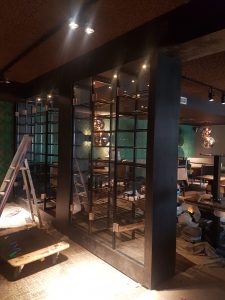 Interieur, interieurstylist, interieurarchitect, horeca interieur, horeca, winkel winkelinterieur, bar voetsteps, flessenhemel, flessenrek, baropbouw, tafel, tafels, balustrade, balustrade op maat, design, interieurontwerp, café, bar, hotel, restaurant, wijnkast, wijnrek, industrieel wijnrek, industriële wijnkast, horeca aankleding, industrieel kledingrek, broekenwand, broekenkast, industriële kledingrekken, kassa, vitrine, vitrinekast, zwart staal, staal op maat, op maat gemaakt, gecoat, 3d tekeningen, interieurbouw, interieur op maat, tafelpoten, barkruk, glazenrek, paskamer, design, staal, RVS, kast van staal, stalen deuren, deuren van staal, deuren van staal en glas, ontwerp, op maat, trap, aankleding, industriële wijnkast, industrieel wijnrek, windscherm, terras, fietsenrek, fietsenhok, lamp, lampen, verlichting, rek,