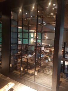 Interieur, interieurstylist, interieurarchitect, horeca interieur, horeca, winkel winkelinterieur, bar voetsteps, flessenhemel, flessenrek, baropbouw, tafel, tafels, balustrade, balustrade op maat, design, interieurontwerp, café, bar, hotel, restaurant, wijnkast, wijnrek, industrieel wijnrek, industriële wijnkast, horeca aankleding, industrieel kledingrek, broekenwand, broekenkast, industriële kledingrekken, kassa, vitrine, vitrinekast, zwart staal, staal op maat, op maat gemaakt, gecoat, 3d tekeningen, interieurbouw, interieur op maat, tafelpoten, barkruk, glazenrek, paskamer, design, staal, RVS, kast van staal, stalen deuren, deuren van staal, deuren van staal en glas, ontwerp, op maat, trap, aankleding, industriële wijnkast, industrieel wijnrek, windscherm, terras, fietsenrek, fietsenhok, lamp, lampen, verlichting, rek,