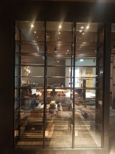 Interieur, interieurstylist, interieurarchitect, horeca interieur, horeca, winkel winkelinterieur, bar voetsteps, flessenhemel, flessenrek, baropbouw, tafel, tafels, balustrade, balustrade op maat, design, interieurontwerp, café, bar, hotel, restaurant, wijnkast, wijnrek, industrieel wijnrek, industriële wijnkast, horeca aankleding, industrieel kledingrek, broekenwand, broekenkast, industriële kledingrekken, kassa, vitrine, vitrinekast, zwart staal, staal op maat, op maat gemaakt, gecoat, 3d tekeningen, interieurbouw, interieur op maat, tafelpoten, barkruk, glazenrek, paskamer, design, staal, RVS, kast van staal, stalen deuren, deuren van staal, deuren van staal en glas, ontwerp, op maat, trap, aankleding, industriële wijnkast, industrieel wijnrek, windscherm, terras, fietsenrek, fietsenhok, lamp, lampen, verlichting, rek,