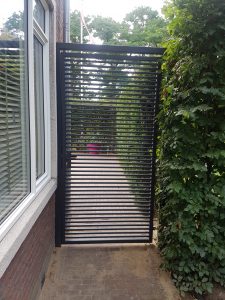 Steiger, poort, bloembak, bloembakken, plantenbak, plantenbak van staal, bloembak van staal, plantenbak op maat, bloembak op maat, bloembak cortenstaal, plantenbak cortenstaal, lamp, buitenlamp, lamp staal, lamp cortenstaal. Tuinscherm op maat, tuinschermen op maat, tuinscherm cortenstaal, tuinscherm staal, poorten van staal, poort op maat, voordeur portaal, overkapping van staal, tuinbank van staal en hout, tuintafel staal en hout. Cortenstaal tuinartikelen, Stalen tuinartikelen, tuin op maat.bordes staal, bordes cortenstaal, windscherm, staal op maat, cortenstaal op maat. Tuinverlichting, tuinverlichting op maathoreca, terras, fietsenstalling van staal, cortenstaal, balkon, houthok, houtopslag