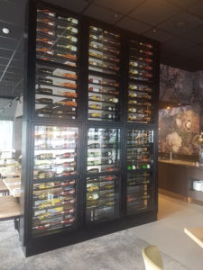 Interieur, interieurstylist, interieurarchitect, horeca interieur, horeca, winkel winkelinterieur, bar voetsteps, flessenhemel, flessenrek, baropbouw, tafel, tafels, balustrade, balustrade op maat, design, interieurontwerp, café, bar, hotel, restaurant, wijnkast, wijnrek, industrieel wijnrek, industriële wijnkast, horeca aankleding, industrieel kledingrek, broekenwand, broekenkast, industriële kledingrekken, kassa, vitrine, vitrinekast, zwart staal, staal op maat, op maat gemaakt, gecoat, 3d tekeningen, interieurbouw, interieur op maat, tafelpoten, barkruk, glazenrek, paskamer, design, staal, RVS, kast van staal, stalen deuren, deuren van staal, deuren van staal en glas, ontwerp, op maat, trap, aankleding, industriële wijnkast, industrieel wijnrek, windscherm, terras, fietsenrek, fietsenhok, lamp, lampen, verlichting, rek,