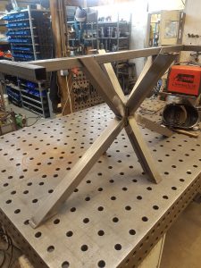 Industriële tafelpoten, Visgraat tafel, eetkamertafel, tafel, x poten van staal, matrix tafelpoot van staal, H tafelpoot van staal, stalen tafelpoten, stalen tafelpoot op maat. Eetkamertafel op maat, tafel op maat. Eiken tafel, boomstam tafel, ovale tafel, zwarte tafel. Tafel met stalen rand, zwart tafel, vergadertafel, salontafel, industriële tafel, stalen tafelpoten op maat, maatwerk tafel