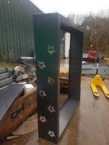 Steiger, poort, bloembak, bloembakken, plantenbak, plantenbak van staal, bloembak van staal, plantenbak op maat, bloembak op maat, bloembak cortenstaal, plantenbak cortenstaal, lamp, buitenlamp, lamp staal, lamp cortenstaal. Tuinscherm op maat, tuinschermen op maat, tuinscherm cortenstaal, tuinscherm staal, poorten van staal, poort op maat, voordeur portaal, overkapping van staal, tuinbank van staal en hout, tuintafel staal en hout. Cortenstaal tuinartikelen, Stalen tuinartikelen, tuin op maat.bordes staal, bordes cortenstaal, windscherm, staal op maat, cortenstaal op maat. Tuinverlichting, tuinverlichting op maathoreca, terras, fietsenstalling van staal, cortenstaal, balkon, houthok, houtopslag