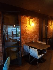 Interieur, interieurstylist, interieurarchitect, horeca interieur, horeca, winkel winkelinterieur, bar voetsteps, flessenhemel, flessenrek, baropbouw, tafel, tafels, balustrade, balustrade op maat, design, interieurontwerp, café, bar, hotel, restaurant, wijnkast, wijnrek, industrieel wijnrek, industriële wijnkast, horeca aankleding, industrieel kledingrek, broekenwand, broekenkast, industriële kledingrekken, kassa, vitrine, vitrinekast, zwart staal, staal op maat, op maat gemaakt, gecoat, 3d tekeningen, interieurbouw, interieur op maat, tafelpoten, barkruk, glazenrek, paskamer, design, staal, RVS, kast van staal, stalen deuren, deuren van staal, deuren van staal en glas, ontwerp, op maat, trap, aankleding, industriële wijnkast, industrieel wijnrek, windscherm, terras, fietsenrek, fietsenhok, lamp, lampen, verlichting, rek,
