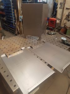 Steiger, poort, bloembak, bloembakken, plantenbak, plantenbak van staal, bloembak van staal, plantenbak op maat, bloembak op maat, bloembak cortenstaal, plantenbak cortenstaal, lamp, buitenlamp, lamp staal, lamp cortenstaal. Tuinscherm op maat, tuinschermen op maat, tuinscherm cortenstaal, tuinscherm staal, poorten van staal, poort op maat, voordeur portaal, overkapping van staal, tuinbank van staal en hout, tuintafel staal en hout. Cortenstaal tuinartikelen, Stalen tuinartikelen, tuin op maat.bordes staal, bordes cortenstaal, windscherm, staal op maat, cortenstaal op maat. Tuinverlichting, tuinverlichting op maathoreca, terras, fietsenstalling van staal, cortenstaal