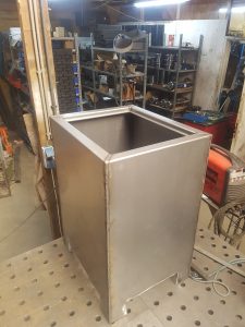 Steiger, poort, bloembak, bloembakken, plantenbak, plantenbak van staal, bloembak van staal, plantenbak op maat, bloembak op maat, bloembak cortenstaal, plantenbak cortenstaal, lamp, buitenlamp, lamp staal, lamp cortenstaal. Tuinscherm op maat, tuinschermen op maat, tuinscherm cortenstaal, tuinscherm staal, poorten van staal, poort op maat, voordeur portaal, overkapping van staal, tuinbank van staal en hout, tuintafel staal en hout. Cortenstaal tuinartikelen, Stalen tuinartikelen, tuin op maat.bordes staal, bordes cortenstaal, windscherm, staal op maat, cortenstaal op maat. Tuinverlichting, tuinverlichting op maathoreca, terras, fietsenstalling van staal, cortenstaal