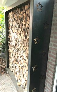 Steiger, poort, bloembak, bloembakken, plantenbak, plantenbak van staal, bloembak van staal, plantenbak op maat, bloembak op maat, bloembak cortenstaal, plantenbak cortenstaal, lamp, buitenlamp, lamp staal, lamp cortenstaal. Tuinscherm op maat, tuinschermen op maat, tuinscherm cortenstaal, tuinscherm staal, poorten van staal, poort op maat, voordeur portaal, overkapping van staal, tuinbank van staal en hout, tuintafel staal en hout. Cortenstaal tuinartikelen, Stalen tuinartikelen, tuin op maat.bordes staal, bordes cortenstaal, windscherm, staal op maat, cortenstaal op maat. Tuinverlichting, tuinverlichting op maathoreca, terras, fietsenstalling van staal, cortenstaal, balkon, houthok, houtopslag