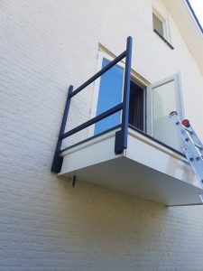 Steiger, poort, bloembak, bloembakken, plantenbak, plantenbak van staal, bloembak van staal, plantenbak op maat, bloembak op maat, bloembak cortenstaal, plantenbak cortenstaal, lamp, buitenlamp, lamp staal, lamp cortenstaal. Tuinscherm op maat, tuinschermen op maat, tuinscherm cortenstaal, tuinscherm staal, poorten van staal, poort op maat, voordeur portaal, overkapping van staal, tuinbank van staal en hout, tuintafel staal en hout. Cortenstaal tuinartikelen, Stalen tuinartikelen, tuin op maat.bordes staal, bordes cortenstaal, windscherm, staal op maat, cortenstaal op maat. Tuinverlichting, tuinverlichting op maathoreca, terras, fietsenstalling van staal, cortenstaal, balkon