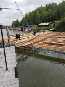 terras op het water, Steiger, poort, bloembak, bloembakken, plantenbak, plantenbak van staal, bloembak van staal, plantenbak op maat, bloembak op maat, bloembak cortenstaal, plantenbak cortenstaal, lamp, buitenlamp, lamp staal, lamp cortenstaal. Tuinscherm op maat, tuinschermen op maat, tuinscherm cortenstaal, tuinscherm staal, poorten van staal, poort op maat, voordeur portaal, overkapping van staal, tuinbank van staal en hout, tuintafel staal en hout. Cortenstaal tuinartikelen, Stalen tuinartikelen, tuin op maat.bordes staal, bordes cortenstaal, windscherm, staal op maat, cortenstaal op maat. Tuinverlichting, tuinverlichting op maathoreca, terras, fietsenstalling van staal, cortenstaal