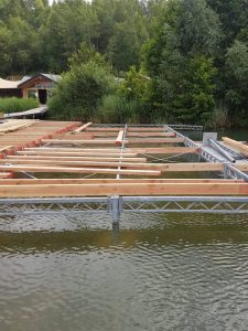 terras op het water, Steiger, poort, bloembak, bloembakken, plantenbak, plantenbak van staal, bloembak van staal, plantenbak op maat, bloembak op maat, bloembak cortenstaal, plantenbak cortenstaal, lamp, buitenlamp, lamp staal, lamp cortenstaal. Tuinscherm op maat, tuinschermen op maat, tuinscherm cortenstaal, tuinscherm staal, poorten van staal, poort op maat, voordeur portaal, overkapping van staal, tuinbank van staal en hout, tuintafel staal en hout. Cortenstaal tuinartikelen, Stalen tuinartikelen, tuin op maat.bordes staal, bordes cortenstaal, windscherm, staal op maat, cortenstaal op maat. Tuinverlichting, tuinverlichting op maathoreca, terras, fietsenstalling van staal, cortenstaal