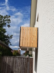 Steiger, balkon, poort, bloembak, bloembakken, plantenbak, plantenbak van staal, bloembak van staal, plantenbak op maat, bloembak op maat, bloembak cortenstaal, plantenbak cortenstaal, lamp, buitenlamp, lamp staal, lamp cortenstaal. Tuinscherm op maat, tuinschermen op maat, tuinscherm cortenstaal, tuinscherm staal, poorten van staal, poort op maat, voordeur portaal, overkapping van staal, tuinbank van staal en hout, tuintafel staal en hout. Cortenstaal tuinartikelen, Stalen tuinartikelen, tuin op maat.bordes staal, bordes cortenstaal, windscherm, staal op maat, cortenstaal op maat. Tuinverlichting, tuinverlichting op maathoreca, terras, fietsenstalling van staal, cortenstaal