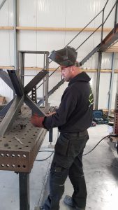 Industriële tafelpoten, Visgraat tafel, eetkamertafel, tafel, x poten van staal, matrix tafelpoot van staal, H tafelpoot van staal, stalen tafelpoten, stalen tafelpoot op maat. Eetkamertafel op maat, tafel op maat. Eiken tafel, boomstam tafel, ovale tafel, zwarte tafel. Tafel met stalen rand, zwart tafel, vergadertafel, salontafel, industriële tafel, stalen tafelpoten op maat, maatwerk tafel