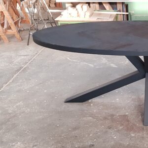 zwart ovalen tafel met stalen matrix poot