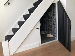 Bench, Hondenslaapkamer, hondenhok, deur, trap, staal, maatwerk, Siebendesign, stalendeur, hondenbench, dierenliefde, op maat gemaakt.