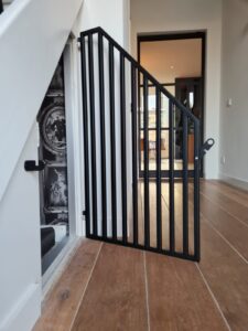 Bench, Hondenslaapkamer, hondenhok, deur, trap, staal, maatwerk, Siebendesign, stalendeur, hondenbench, dierenliefde, op maat gemaakt.