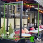 Horeca interieur en terras op maat gemaakt door Siebendesign.nl plantenbak met windscherm als terrasafscheiding