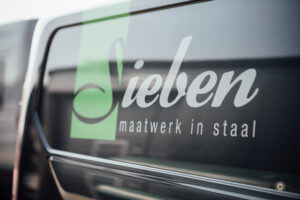 Nieuwe bus, Siebendesign, Autobelettering Eindhoven.nl, Fotonicolai.nl, Bestpoint productions, Maatwerk staal, Interieurbouw in staal, lassen, 3d cad, werkplaats, vakmanschap, Sieben design en techniek