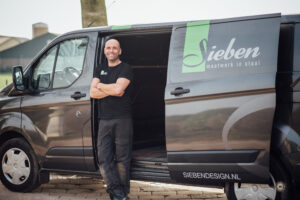 Nieuwe bus, Siebendesign, Autobelettering Eindhoven.nl, Fotonicolai.nl, Bestpoint productions, Maatwerk staal, Interieurbouw in staal, lassen, 3d cad, werkplaats, vakmanschap, Sieben design en techniek