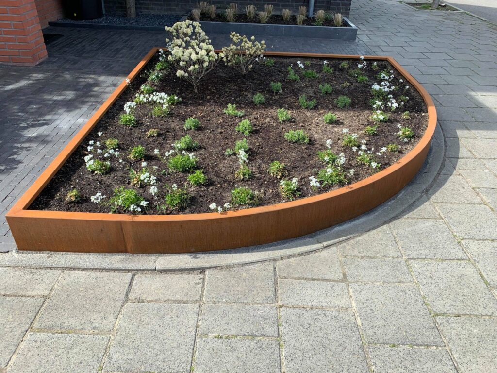 Cortenstaal bloembakken op maat, Maatwerk bloembakken, Plantenbakken van staal, bloembakken van staal, alles op maat, vakmanschap. We denken graag met u mee