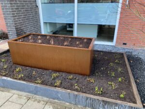 Cortenstaal bloembakken op maat, Maatwerk bloembakken, Plantenbakken van staal, bloembakken van staal, alles op maat, vakmanschap. We denken graag met u mee