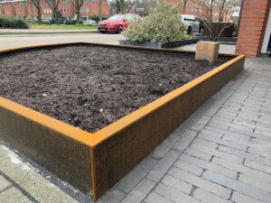 Cortenstaal bloembakken op maat, Maatwerk bloembakken, Plantenbakken van staal, bloembakken van staal, alles op maat, vakmanschap. We denken graag met u mee