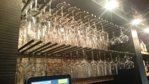 Interieur, interieurstylist, interieurarchitect, horeca interieur, horeca, winkel winkelinterieur, bar voetsteps, flessenhemel, flessenrek, baropbouw, tafel, tafels, balustrade, balustrade op maat, design, interieurontwerp, café, bar, hotel, restaurant, wijnkast, wijnrek, industrieel wijnrek, industriële wijnkast, horeca aankleding, industrieel kledingrek, broekenwand, broekenkast, industriële kledingrekken, kassa, vitrine, vitrinekast, zwart staal, staal op maat, op maat gemaakt, gecoat, 3d tekeningen, interieurbouw, interieur op maat, tafelpoten, barkruk, glazenrek, paskamer, design, staal, RVS, kast van staal, stalen deuren, deuren van staal, deuren van staal en glas, ontwerp, op maat, trap, aankleding, industriële wijnkast, industrieel wijnrek, windscherm, terras, fietsenrek, fietsenhok, lamp, lampen, verlichting, rek,