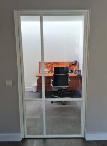 lekker veel licht door te kiezen voor wit, stalen deur en raamkozijn op maat gemaakt door Siebendesign.nl, taatsdeur, scharnierdeur, raamkozijn, maatwerk in staal, persoonlijk