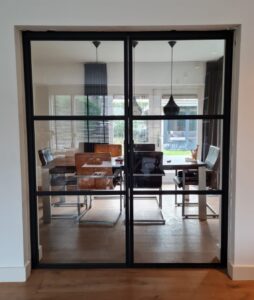 Ensuite deuren van staal, Schuifdeur van staal en glas soft close systeem, soft close, schuifdeur staal, Deuren van staal, maatwerk deuren van staal, stalen deuren, op maat gemaakt, taatsdeuren van staal, stalen taatsdeuren, stalen deuren, stalen deuren met stalen kozijn, stalen deuren met magneetsluiting, Deuren van staal in kozijn, stalen deur 4 vlakken, stalen deuren zwart, stalen deuren wit, stalen deur zwart, stalen deur wit, stalen deur op maat magneetsluiting, Deuren van staal magneetsluiting, deuren en kozijnen van staal, handwerk stalen deuren op maat, sieben design