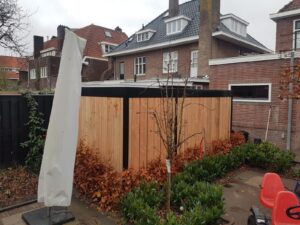 terras op het water, Steiger, poort, bloembak, bloembakken, plantenbak, plantenbak van staal, bloembak van staal, plantenbak op maat, bloembak op maat, bloembak cortenstaal, plantenbak cortenstaal, lamp, buitenlamp, lamp staal, lamp cortenstaal. Tuinscherm op maat, tuinschermen op maat, tuinscherm cortenstaal, tuinscherm staal, poorten van staal, poort op maat, voordeur portaal, overkapping van staal, tuinbank van staal en hout, tuintafel staal en hout. Cortenstaal tuinartikelen, Stalen tuinartikelen, tuin op maat.bordes staal, bordes cortenstaal, windscherm, staal op maat, cortenstaal op maat. Tuinverlichting, tuinverlichting op maathoreca, terras, fietsenstalling van staal, cortenstaal, Fietsenstalling, Fietsenstalling van staal met hout, Siebendesign, Fietsenhok