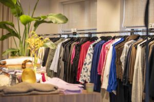 Winkelinterieur op maat van staal zwart gecoat by Siebendesign.nl