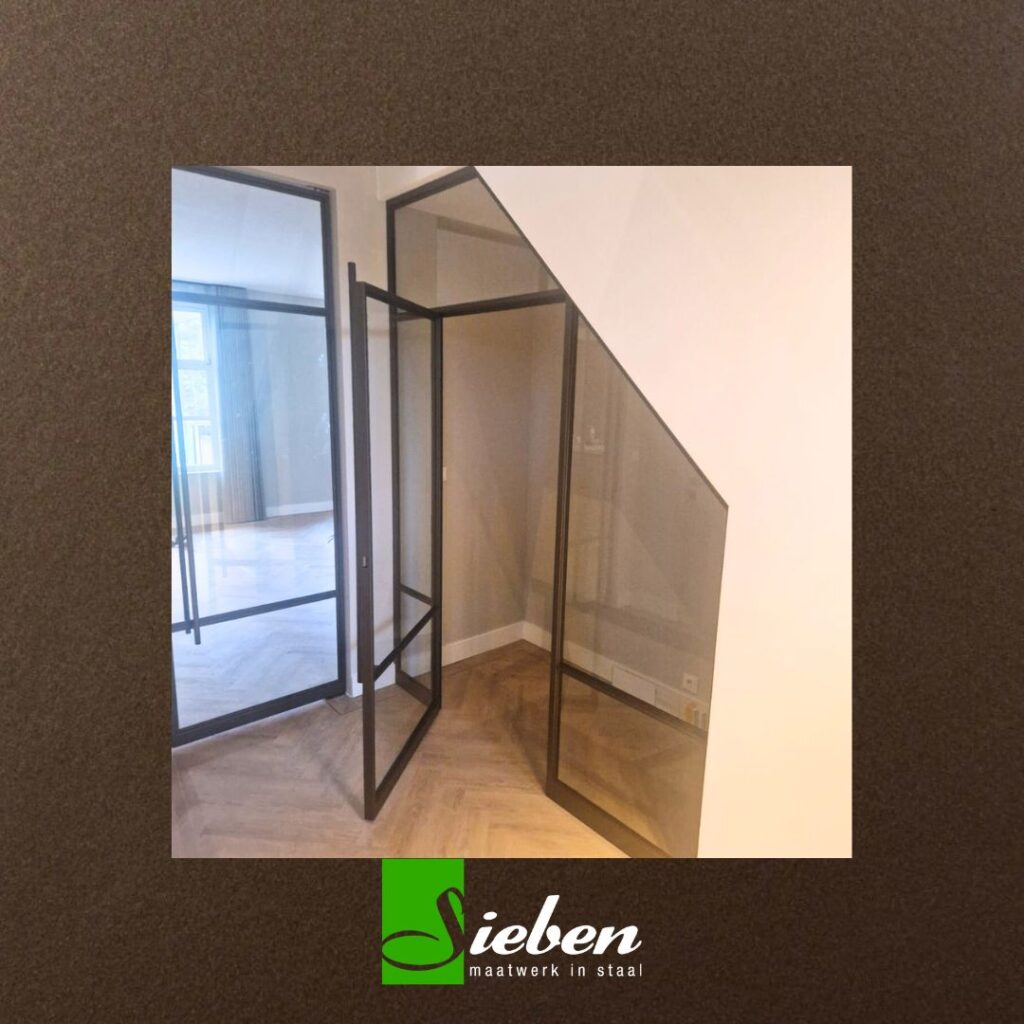 Glazen Wand Met Deur Onde Trap. In Brons Met Brons Glas. Op Maat Gemaakt Door Siebendesign.nl