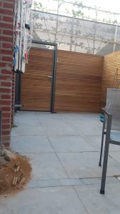 Steiger, poort, bloembak, bloembakken, plantenbak, plantenbak van staal, bloembak van staal, plantenbak op maat, bloembak op maat, bloembak cortenstaal, plantenbak cortenstaal, lamp, buitenlamp, lamp staal, lamp cortenstaal. Tuinscherm op maat, tuinschermen op maat, tuinscherm cortenstaal, tuinscherm staal, poorten van staal, poort op maat, voordeur portaal, overkapping van staal, tuinbank van staal en hout, tuintafel staal en hout. Cortenstaal tuinartikelen, Stalen tuinartikelen, tuin op maat.bordes staal, bordes cortenstaal, windscherm, staal op maat, cortenstaal op maat. Tuinverlichting, tuinverlichting op maathoreca, terras, fietsenstalling van staal, cortenstaal