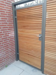 Steiger, poort, bloembak, bloembakken, plantenbak, plantenbak van staal, bloembak van staal, plantenbak op maat, bloembak op maat, bloembak cortenstaal, plantenbak cortenstaal, lamp, buitenlamp, lamp staal, lamp cortenstaal. Tuinscherm op maat, tuinschermen op maat, tuinscherm cortenstaal, tuinscherm staal, poorten van staal, poort op maat, voordeur portaal, overkapping van staal, tuinbank van staal en hout, tuintafel staal en hout. Cortenstaal tuinartikelen, Stalen tuinartikelen, tuin op maat.bordes staal, bordes cortenstaal, windscherm, staal op maat, cortenstaal op maat. Tuinverlichting, tuinverlichting op maathoreca, terras, fietsenstalling van staal, cortenstaal