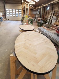 Industriële tafelpoten, Visgraat tafel, eetkamertafel, tafel, x poten van staal, matrix tafelpoot van staal, H tafelpoot van staal, stalen tafelpoten, stalen tafelpoot op maat. Eetkamertafel op maat, tafel op maat. Eiken tafel, boomstam tafel, ovale tafel, zwarte tafel. Tafel met stalen rand, zwart tafel, vergadertafel, salontafel, industriële tafel, stalen tafelpoten op maat, maatwerk tafel