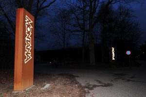 Logo verlicht in zuil cortenstaal