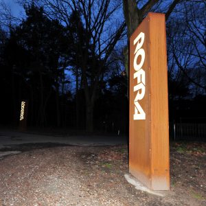 Cortenstaal zuil lamp Rofra logo