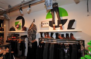 Interieur, interieurstylist, interieurarchitect, horeca interieur, horeca, winkel winkelinterieur, bar voetsteps, flessenhemel, flessenrek, baropbouw, tafel, tafels, balustrade, balustrade op maat, design, interieurontwerp, café, bar, hotel, restaurant, wijnkast, wijnrek, industrieel wijnrek, industriële wijnkast, horeca aankleding, industrieel kledingrek, broekenwand, broekenkast, industriële kledingrekken, kassa, vitrine, vitrinekast, zwart staal, staal op maat, op maat gemaakt, gecoat, 3d tekeningen, interieurbouw, interieur op maat, tafelpoten, barkruk, glazenrek, paskamer, design, staal, RVS, kast van staal, stalen deuren, deuren van staal, deuren van staal en glas, ontwerp, op maat, trap, aankleding, industriële wijnkast, industrieel wijnrek, windscherm, terras, fietsenrek, fietsenhok, lamp, lampen, verlichting, rek,