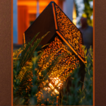 Exclusief lichtsculptuur van cortenstaal. Echte kunst met warme sfeervolle verlichting met de hand gemaakt.