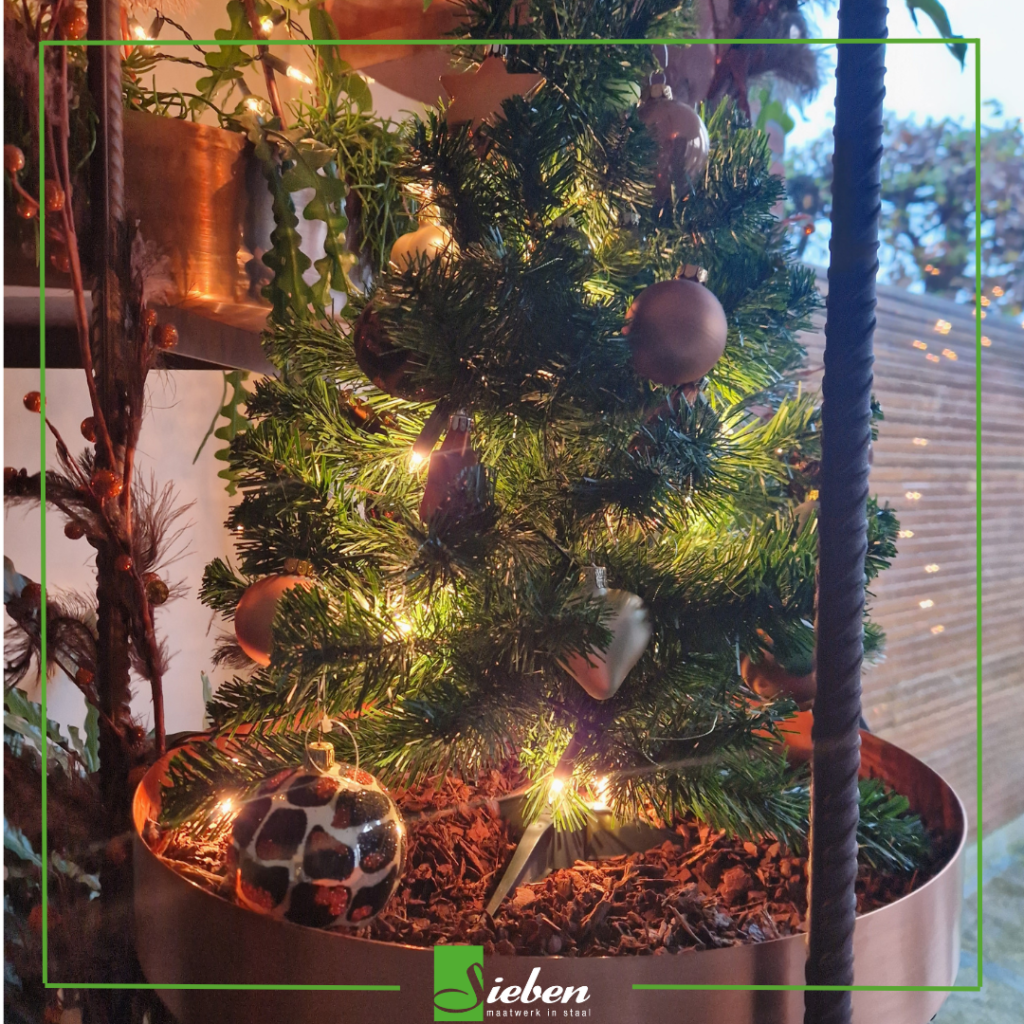 December komt eraan, Luxe hotel chique verticaal tuinieren planten standaard met koperen plantenbakken in kerstsfeer by Siebendesign.nl