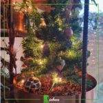 December komt eraan, Luxe hotel chique verticaal tuinieren planten standaard met koperen plantenbakken in kerstsfeer by Siebendesign.nl