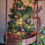December komt eraan, Luxe hotel chique verticaal tuinieren planten standaard met koperen plantenbakken in kerstsfeer by Siebendesign.nl