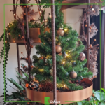 December komt eraan, Luxe hotel chique verticaal tuinieren planten standaard met koperen plantenbakken in kerstsfeer by Siebendesign.nl