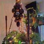 December komt eraan, Luxe hotel chique verticaal tuinieren planten standaard met koperen plantenbakken in kerstsfeer by Siebendesign.nl