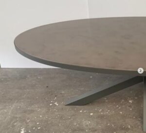 Tafel gepatineerde metaalcoating, Industriële tafelpoten, Visgraat tafel, eetkamertafel, tafel, x poten van staal, matrix tafelpoot van staal, H tafelpoot van staal, stalen tafelpoten, stalen tafelpoot op maat. Eetkamertafel op maat, tafel op maat. Eiken tafel, boomstam tafel, ovale tafel, zwarte tafel. Tafel met stalen rand, zwart tafel, vergadertafel, salontafel, industriële tafel, stalen tafelpoten op maat, maatwerk tafel