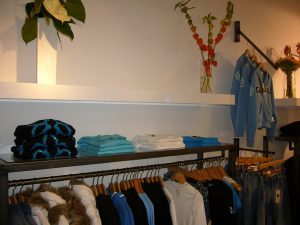 Interieur, interieurstylist, interieurarchitect, horeca interieur, horeca, winkel winkelinterieur, bar voetsteps, flessenhemel, flessenrek, baropbouw, tafel, tafels, balustrade, balustrade op maat, design, interieurontwerp, café, bar, hotel, restaurant, wijnkast, wijnrek, industrieel wijnrek, industriële wijnkast, horeca aankleding, industrieel kledingrek, broekenwand, broekenkast, industriële kledingrekken, kassa, vitrine, vitrinekast, zwart staal, staal op maat, op maat gemaakt, gecoat, 3d tekeningen, interieurbouw, interieur op maat, tafelpoten, barkruk, glazenrek, paskamer, design, staal, RVS, kast van staal, stalen deuren, deuren van staal, deuren van staal en glas, ontwerp, op maat, trap, aankleding, industriële wijnkast, industrieel wijnrek, windscherm, terras, fietsenrek, fietsenhok, lamp, lampen, verlichting, rek,