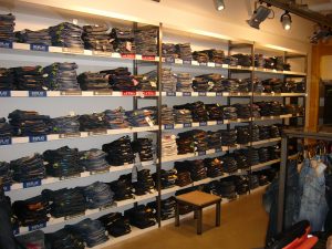 Interieur, interieurstylist, interieurarchitect, horeca interieur, horeca, winkel winkelinterieur, bar voetsteps, flessenhemel, flessenrek, baropbouw, tafel, tafels, balustrade, balustrade op maat, design, interieurontwerp, café, bar, hotel, restaurant, wijnkast, wijnrek, industrieel wijnrek, industriële wijnkast, horeca aankleding, industrieel kledingrek, broekenwand, broekenkast, industriële kledingrekken, kassa, vitrine, vitrinekast, zwart staal, staal op maat, op maat gemaakt, gecoat, 3d tekeningen, interieurbouw, interieur op maat, tafelpoten, barkruk, glazenrek, paskamer, design, staal, RVS, kast van staal, stalen deuren, deuren van staal, deuren van staal en glas, ontwerp, op maat, trap, aankleding, industriële wijnkast, industrieel wijnrek, windscherm, terras, fietsenrek, fietsenhok, lamp, lampen, verlichting, rek,