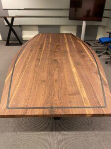 speciale tafelpoot van staal op maat by Siebendesign.nl, tafelblad by Aywood.nl